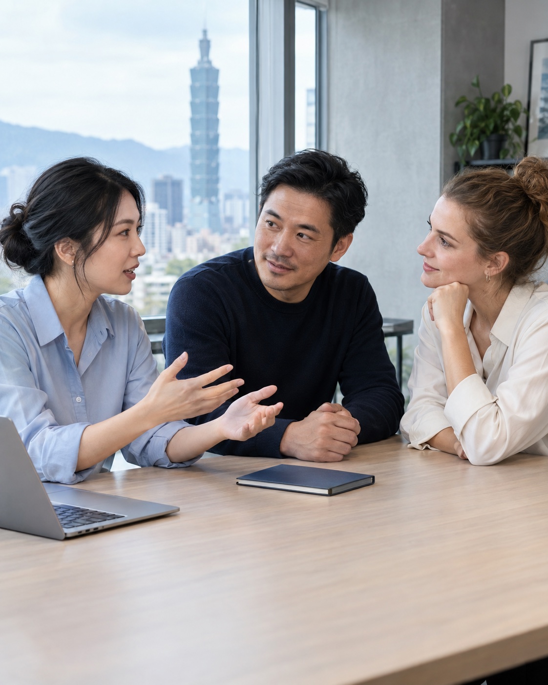 Team in Asia ed Europa/Americhe comunicano senza attriti, concentrati sul lavoro